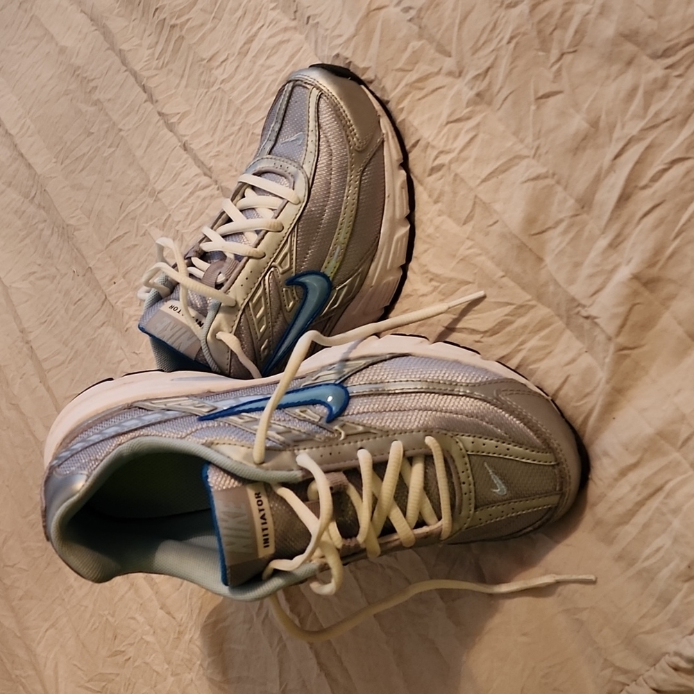 Nike tennis shoes size 7
